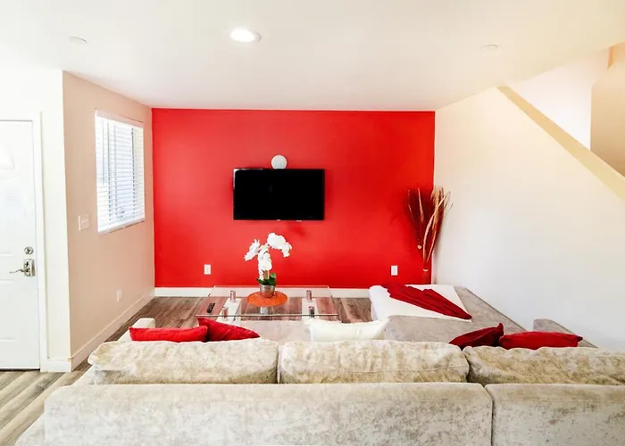 Large Condo Sleeps 10 Near Downtown Los Angeles